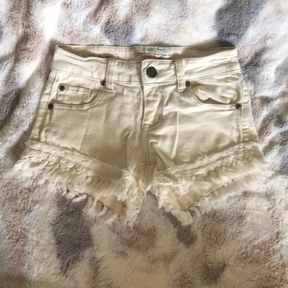 Short white jeans shorts